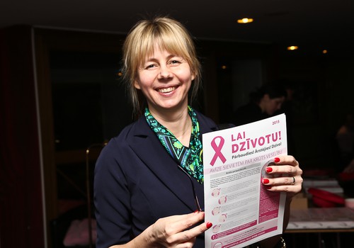 Uzsākta plaša mēroga kustība, lai veicinātu sieviešu informētību par krūts vēzi