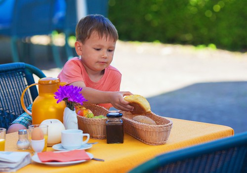 Ko lietot uzturā bērnam enurēzes gadījumā?