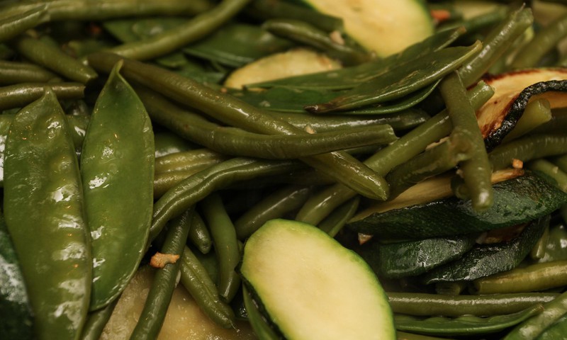 JŪLIJAS EKKERTES RECEPTE: Siltie cukini, pupiņu, zirnīšu salāti