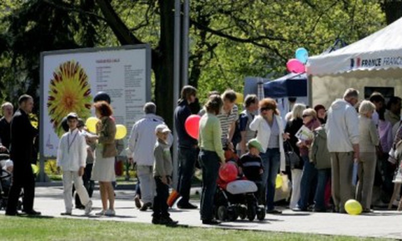 Atļauts sēdēt Rīgas zālienos! Pastaigas Rīgas parkos kļūst jaukākas!