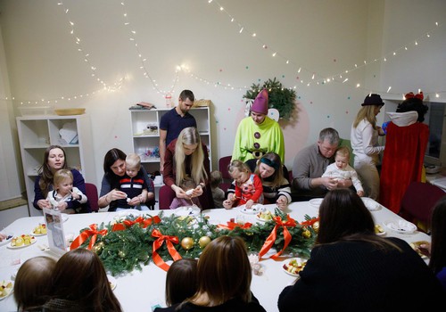 Aicinām 6 - 12 mēnešus vecos mazuļus uz Ziemassvētku pasākumiem Māmiņu Klubā!