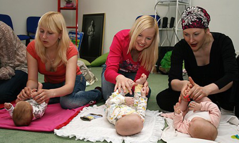 Mazuļa masāžas nodarbība- iemācīties pieskarties mazuļiem