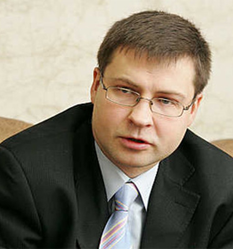 Dombrovskim (JL) lēmums par māmiņu algu samazināšanu nešķiet skarbs