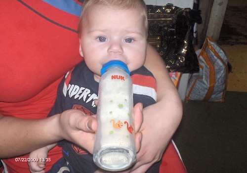 Māmiņu Kluba mazuļi testē Similac Advance piena maisījumu