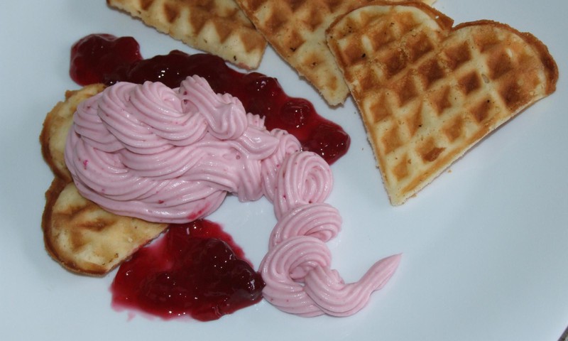 Ķiršu parfē ar vafelēm.