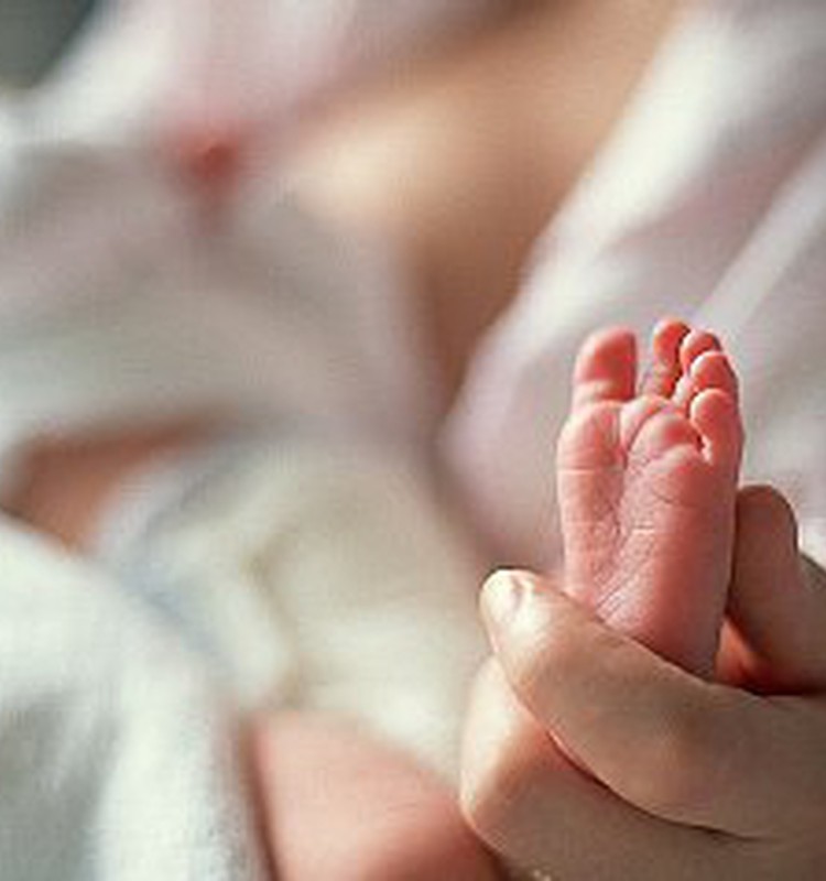 Bērniņš piedzimst nedzīvs. Vecāki vaino dakteri