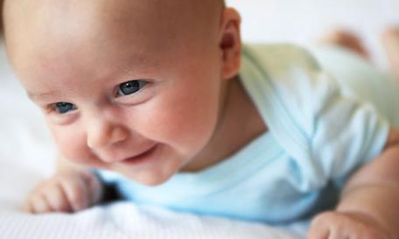 FOTO: Kādi sasniegumi mazuļiem ir pirmajā dzīves gadā?