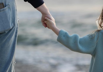 Vecāki, kuri savus bērnus audzina vieni, ir klusi varoņi ikdienā — viņi nes divkāršu atbildību un divkāršas rūpes