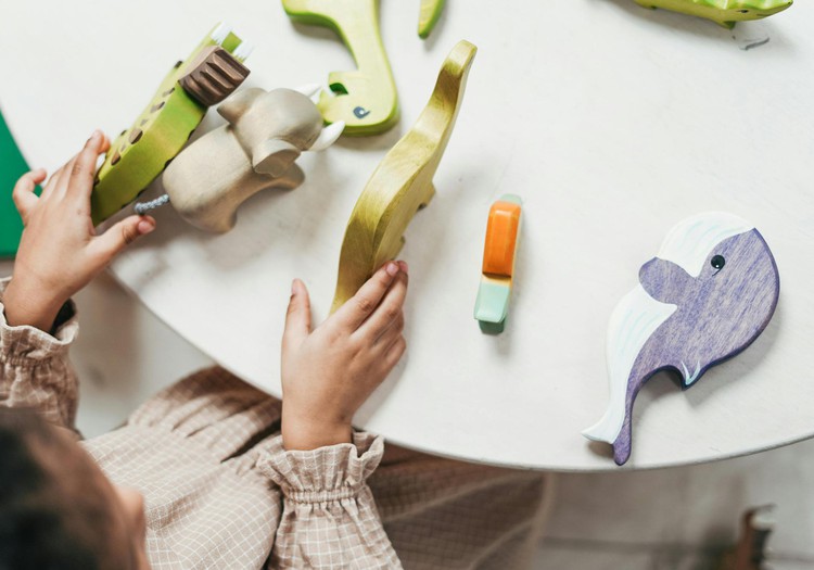 9 idejas rotaļām, kuras bērns var spēlēt vienatnē