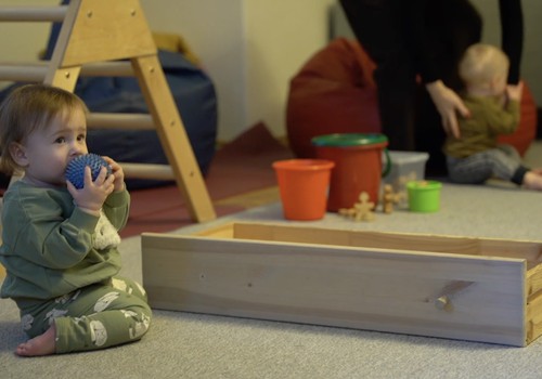 Kā iekārtot 8-9 mēnešus jauniem mazuļiem atbilstošu rotaļu vidi?