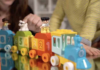 Kā padarīt ciparu apgūšanu aizraujošāku? Kopā ar LEGO DUPLO jautro vilcieniņu!