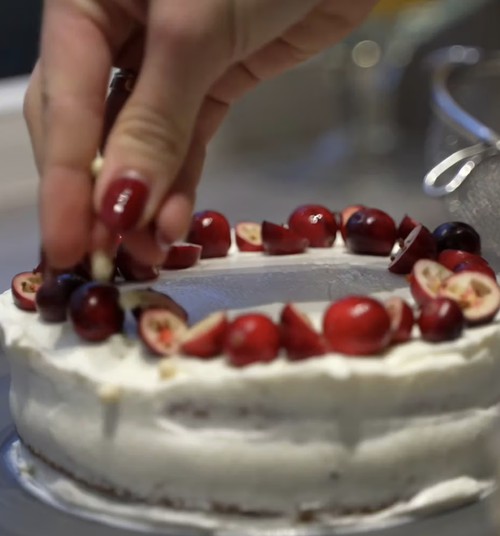 Veselīgā Latvijas svētku kūka un gardās uzkodas