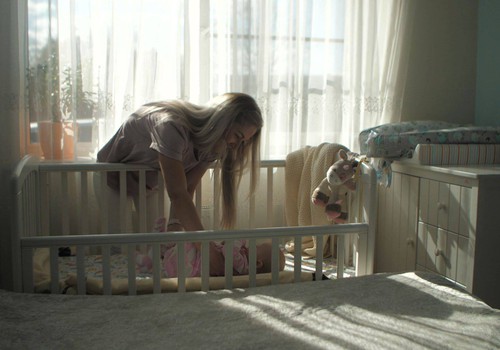 Bērna attīstība pirmajā dzīves gadā: Atbildes uz vecāku biežāk uzdotajiem jautājumiem par mazuļa miegu