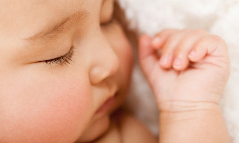 10 padomi veselīgam mazuļa miedziņam