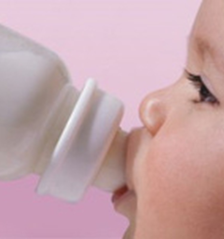 Kā panākt, lai bērniņš dzer piena maisījumu?