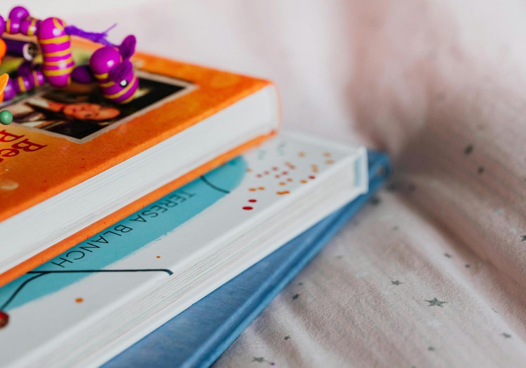 Idejas izglītojošām spēlēm, ja pie rokas ir tikai grāmata