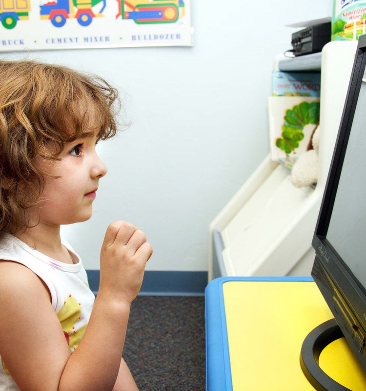 Bērni pie datora pavada vairāk laika nekā vecāki darbā