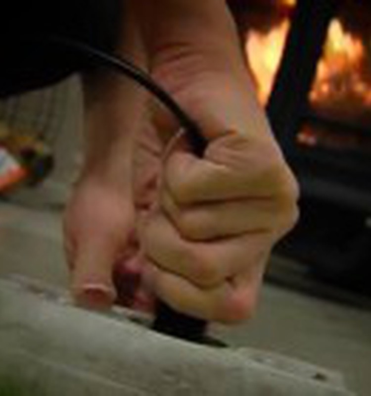 Iebāžot rozetē naglu, strāvas triecienu guvis vienu gadu vecs zēns