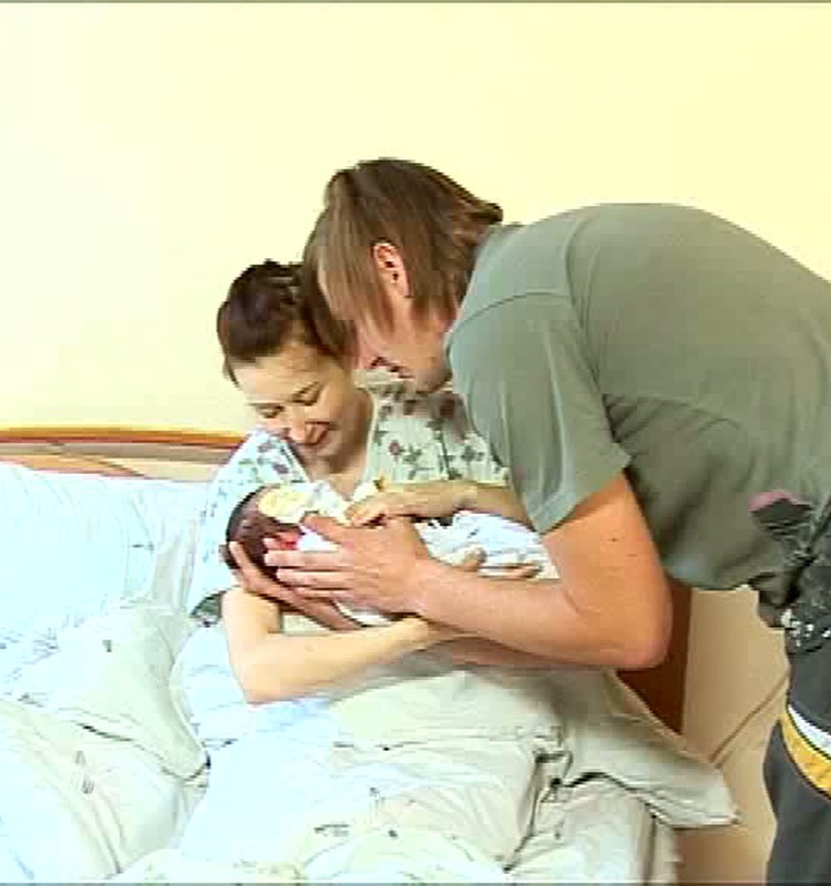 VIDEO: Kā ar sarežģījumiem zīdīšanā tiek galā Superbēbītes māmiņa Alise?