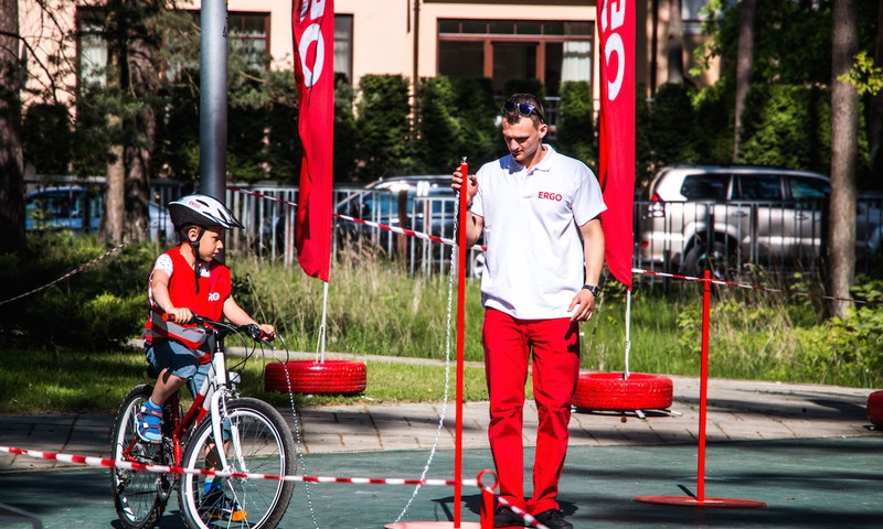 Bērni izprot velo aizsargekipējuma nepieciešamību; grūtības sagādā dažādu šķēršļu pārvarēšana