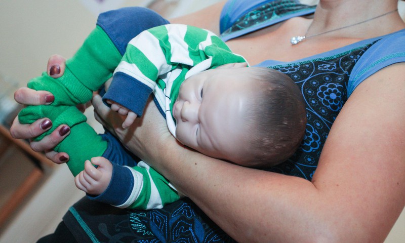 Aicinām uz praktisku slinga siešanas nodarbību mazulītim no 4 mēnešu vecuma