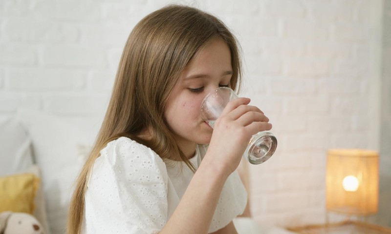Kāpēc ir tik svarīgi, lai bērns dzertu ūdeni? 5 iemesli
