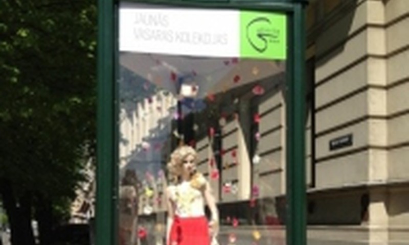 Nofotogrāfējies pie t/c Galleria Riga kolonnas un laimē 50 latu dāvanu karti