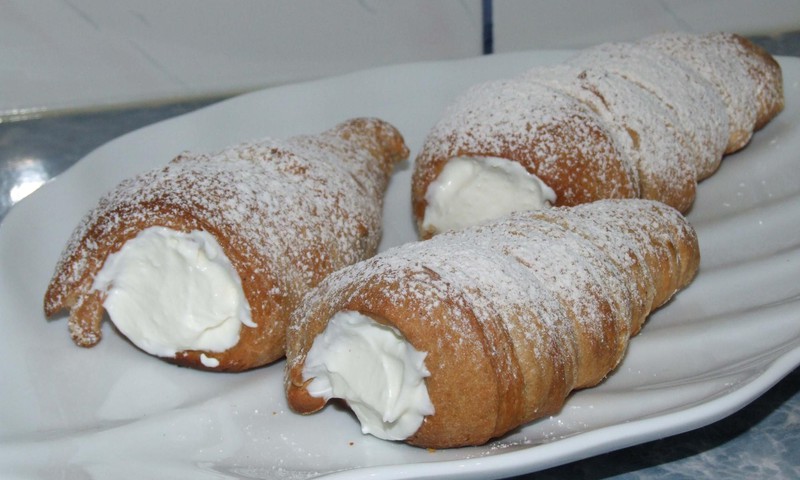 Kārtainās rauga mīklas pildītās trubiņas.