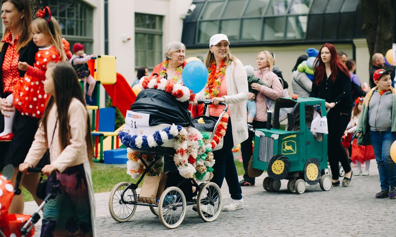 Pārsteidzošā un KRĀŠŅĀ Māmiņu Kluba Festivāla Ratiņu parāde: FOTOREPORTĀŽA