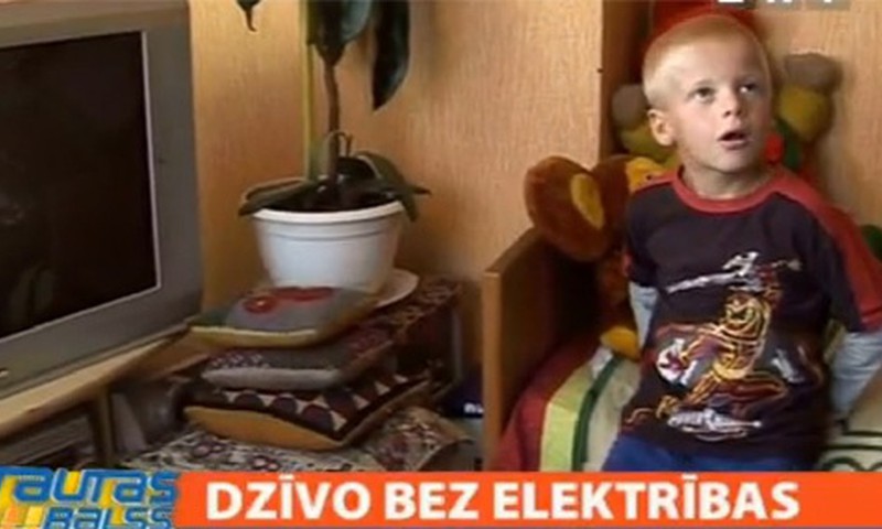 Pirmklasnieks mācās pie svecītes kā viduslaikos