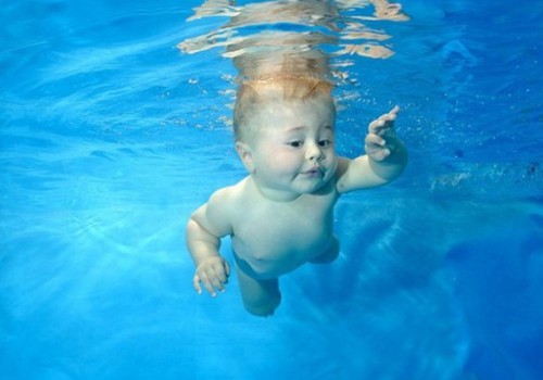 Trenere: „Zemūdens peldēšanas apmācība zīdainītim nav nepieciešama”