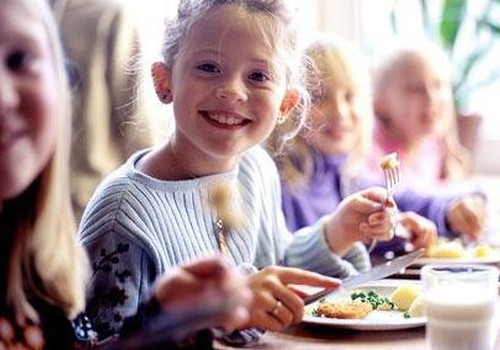 Rīgas bērnudārzos bez maksas ēdinās trūcīgo, maznodrošināto un daudzbērnu ģimeņu bērnus