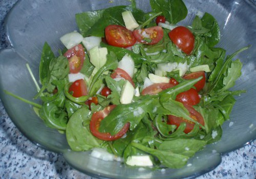 Veselīgie spinātu un avokado salāti