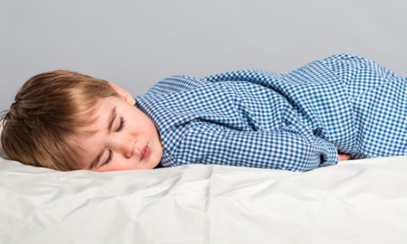 Meklējam atbildes: Kad bērns sāks gulēt bez autiņbiksītēm?