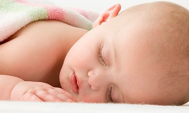 Kā palīdzēt bērnam nogulēt visu nakti?