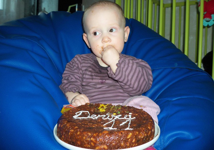 Denīze soļo pretī gadiņam.