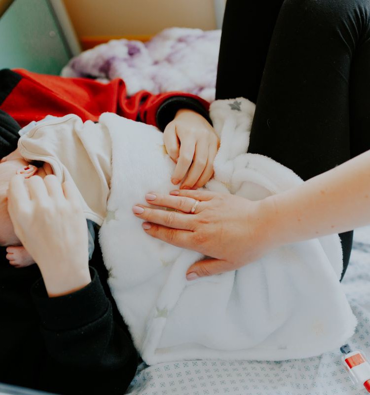 Bērnu slimnīcā emocionālu atbalstu pašu mazāko pacientu vecākiem sniedz PEP mammas