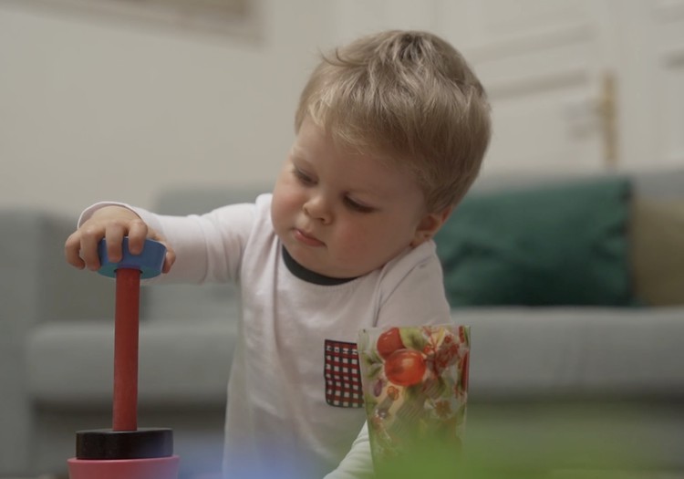 Kā pareizi mainīt autiņbiksītes mazulim, kurš jau aktīvi kustās?