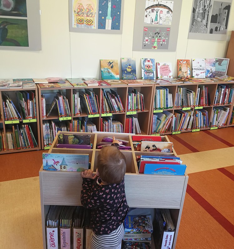 Uz bibliotēku kopā ar mazuli