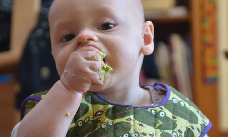 Mācām mazulim ēst pašam