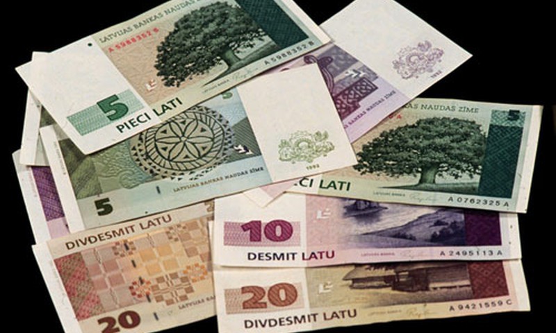 Saeimas komisija rosinās pensiju piemaksas un vecāku pabalstus izmaksāt no valsts pamatbudžeta
