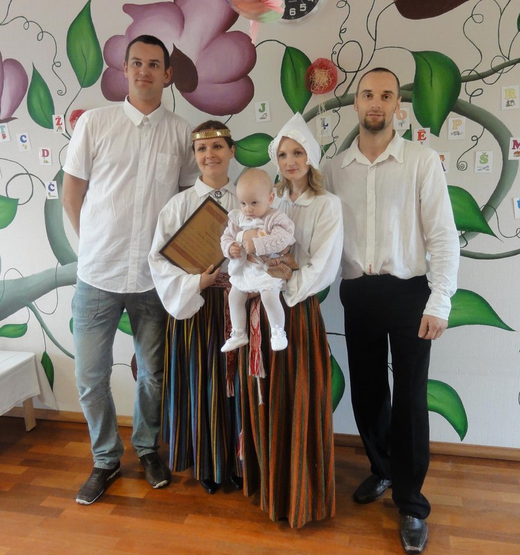 Denīze tikusi pie krustmātes un krusttēva.