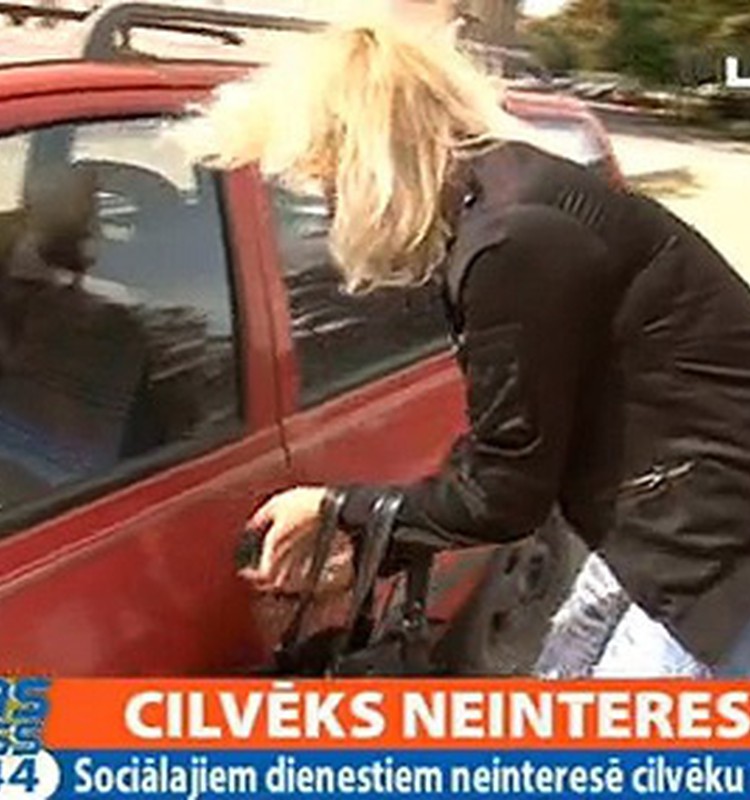Mātei atsaka trūcīgas personas statusu veca auto dēļ