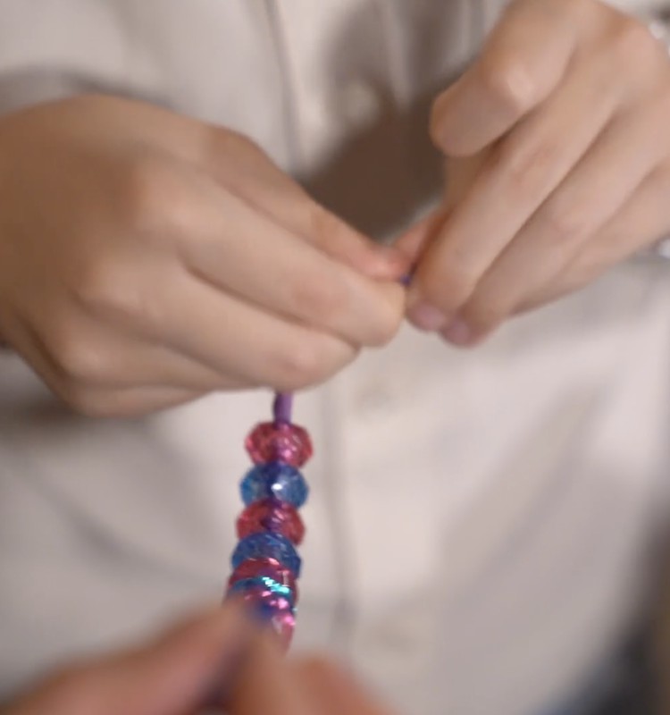 Radošā ikdiena skolas vecuma meitenēm: krāsas, rotas un kopā būšana