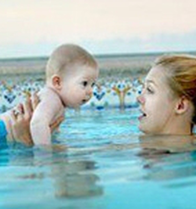 Vai Tu ved savu mazuli peldēt? Piedalies aptaujā un laimē HUGGIES® Little Swimmers®!