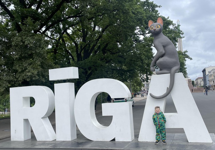 Trojs atpūšas un izglītojas: Apgūstam burtus pilsētvidē