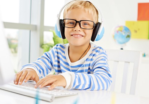 Drossinternets.lv ieteikumi vecākiem bērnu ekrānlaika ierobežošanai skolas brīvlaikā