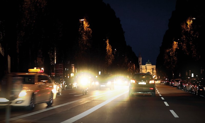 Trīs padomi, kā autovadītājiem uzlabot redzi tumsā