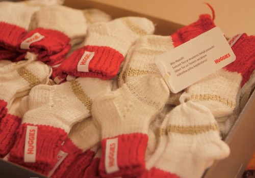 Ziemassvētku laikā dzimušajiem mazuļiem Huggies dāvinās ar sirsnību adītās zeķītes