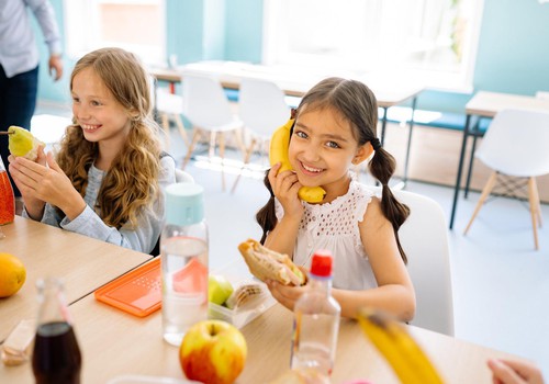 Rīgā par pirmsskolas izglītības iestāžu audzēkņu un 5.–12. klašu skolēnu ēdināšanu plāno ieviest vecāku līdzmaksājumu